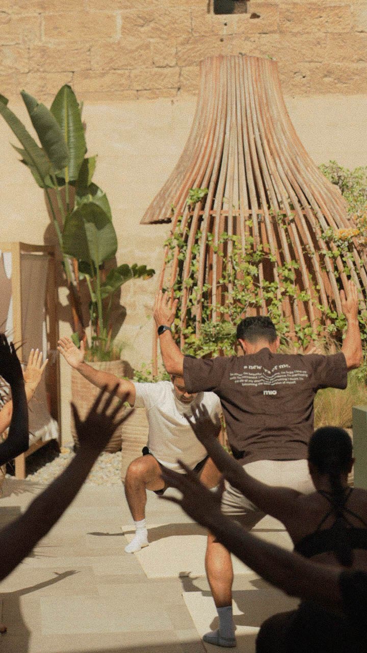 Entrenador de Mio Clubs dirigiendo la sesión híbrida en la terraza de Nobis Hotel